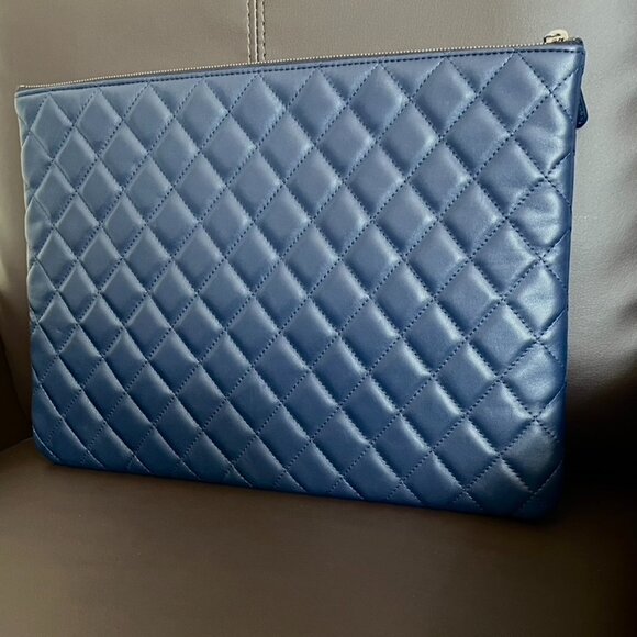 CHANEL Large O Case Clutch Laptop Portfolio in Blue Lambskin - Picture 7 of 15
